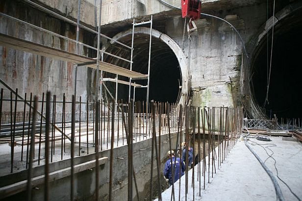 Statul scoate din conturi 11 milioane de euro, pentru conservare. Construcţia metroului din Drumul Taberei, îngheţată