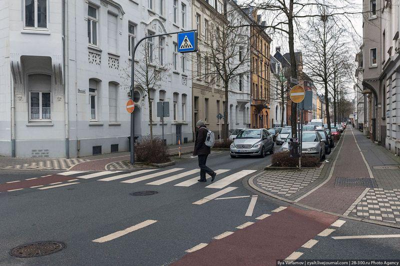 Cum arată drumurile, trotuarele şi mijloacele de transport în cea mai puternică ţară din Europa. Diferenţa faţă de România e uriaşă 195975