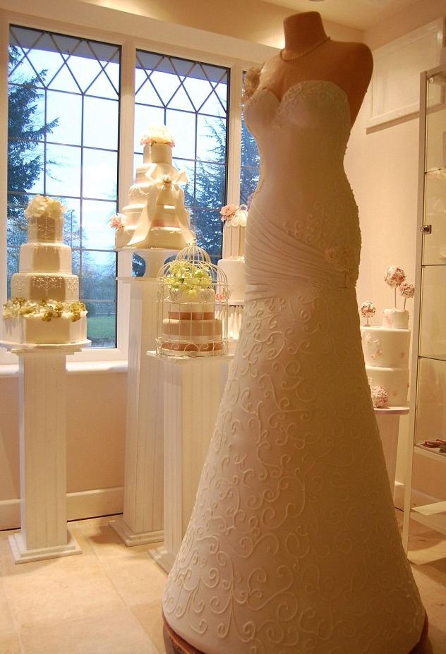 Pe o aşa rochie de mireasă nu se va pune niciodată praful! Minunăţia asta poate hrăni până la 2.000 de persoane 196090