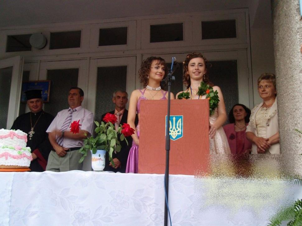 Rochiile pe care aceste eleve le-au purtat la absolvirea liceului l-au făcut şi pe preot să cadă în păcat 195914