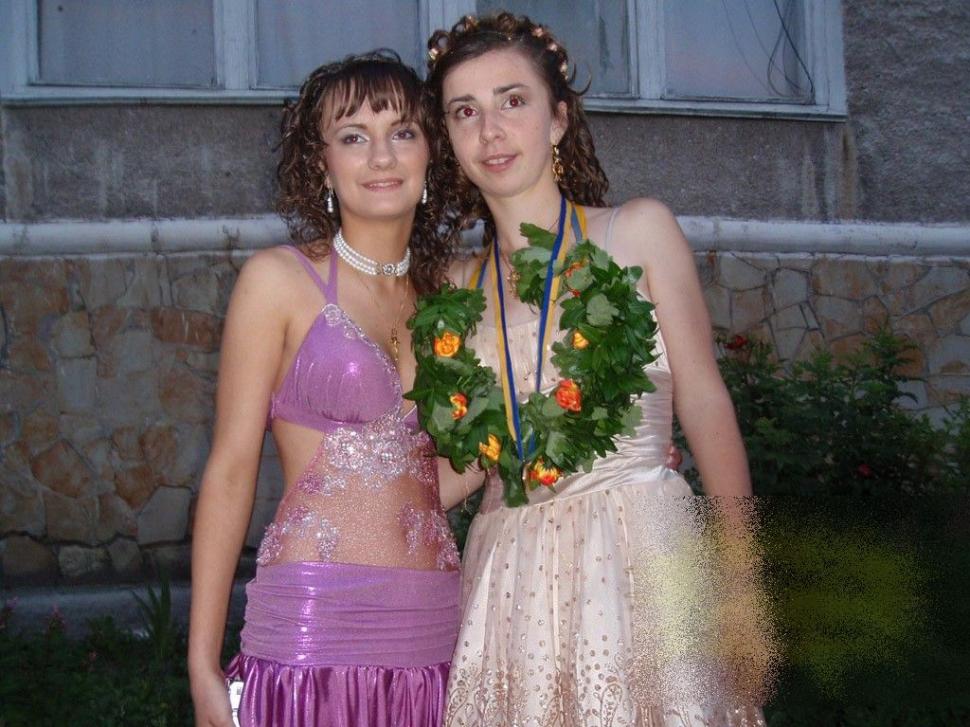 Rochiile pe care aceste eleve le-au purtat la absolvirea liceului l-au făcut şi pe preot să cadă în păcat 195915