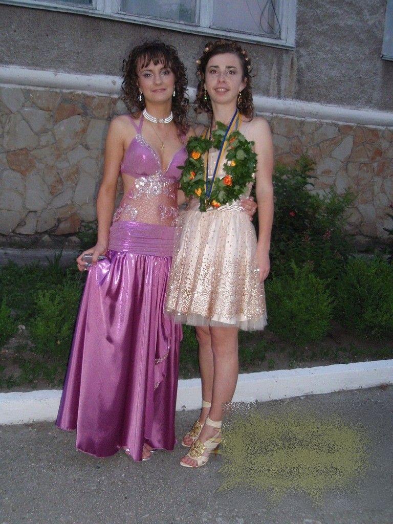 Rochiile pe care aceste eleve le-au purtat la absolvirea liceului l-au făcut şi pe preot să cadă în păcat 195916