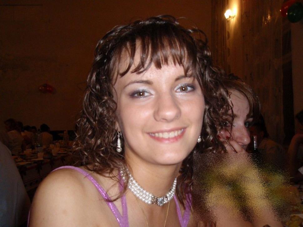 Rochiile pe care aceste eleve le-au purtat la absolvirea liceului l-au făcut şi pe preot să cadă în păcat 195917