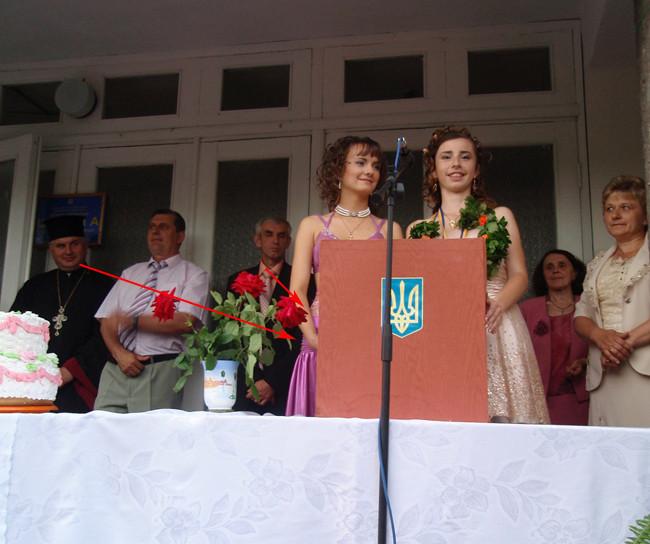 Rochiile pe care aceste eleve le-au purtat la absolvirea liceului l-au făcut şi pe preot să cadă în păcat 195918