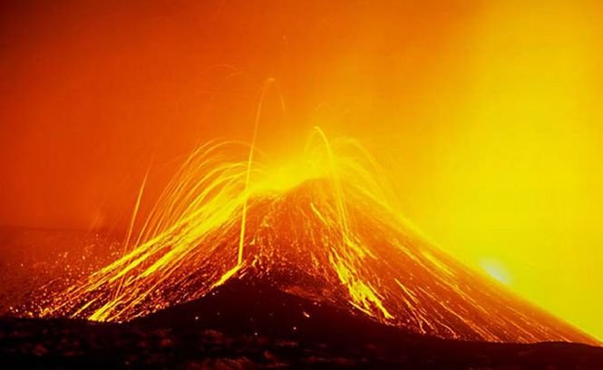 Vulcanul Etna a erupt din nou, în ultimele două zile. Un crater s-a format la o altitudine de 2900 de metri