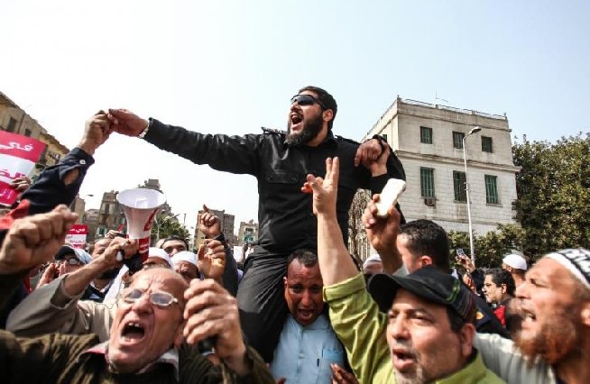 Egiptul fierbe din nou. Aproximativ 500 de manifestanţi au incendiat un comisariat din Port Said