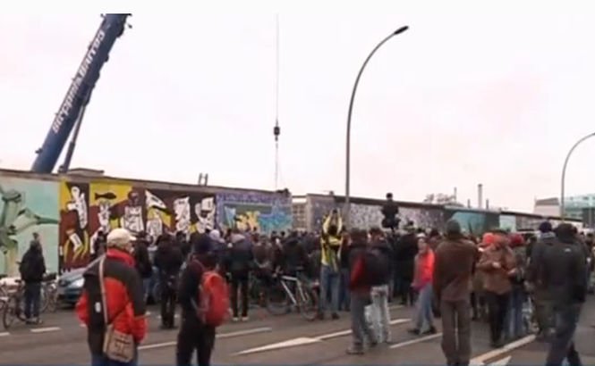 Sute de protestatari au împiedicat dărâmarea unei porţiuni din Zidul Berlinului