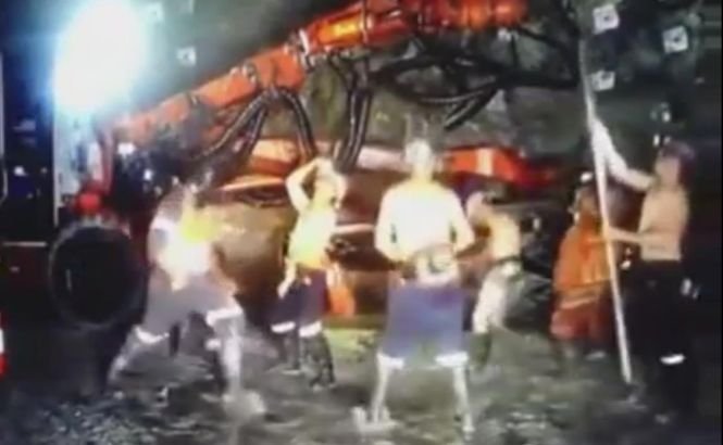 Australia: 15 mineri au fost concediaţi pentru că au dansat Harlem Shake