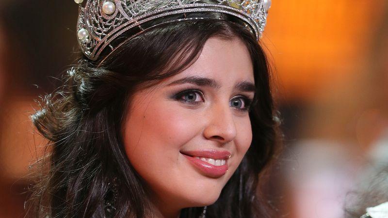 "Erau unele de zeci de ori mai frumoase ca ea. Zici că e răţuşca cea urâtă". Cum a ajuns ca o ţară întreagă să-i cadă la picioare  196316