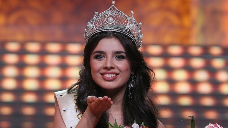 "Erau unele de zeci de ori mai frumoase ca ea. Zici că e răţuşca cea urâtă". Cum a ajuns ca o ţară întreagă să-i cadă la picioare  196317