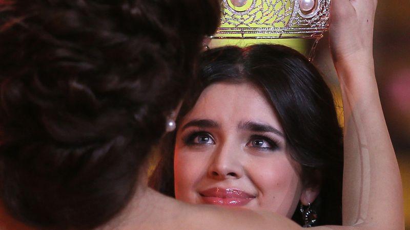 "Erau unele de zeci de ori mai frumoase ca ea. Zici că e răţuşca cea urâtă". Cum a ajuns ca o ţară întreagă să-i cadă la picioare  196318