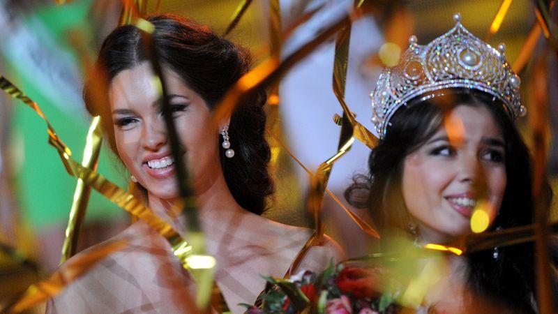 "Erau unele de zeci de ori mai frumoase ca ea. Zici că e răţuşca cea urâtă". Cum a ajuns ca o ţară întreagă să-i cadă la picioare  196321