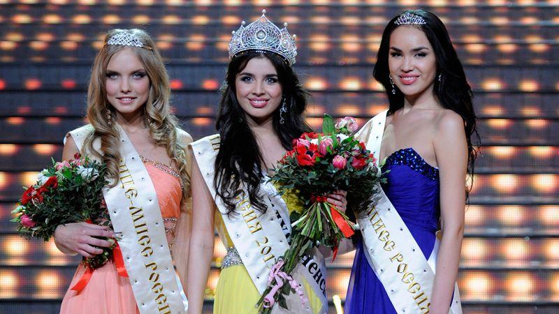 "Erau unele de zeci de ori mai frumoase ca ea. Zici că e răţuşca cea urâtă". Cum a ajuns ca o ţară întreagă să-i cadă la picioare  196323