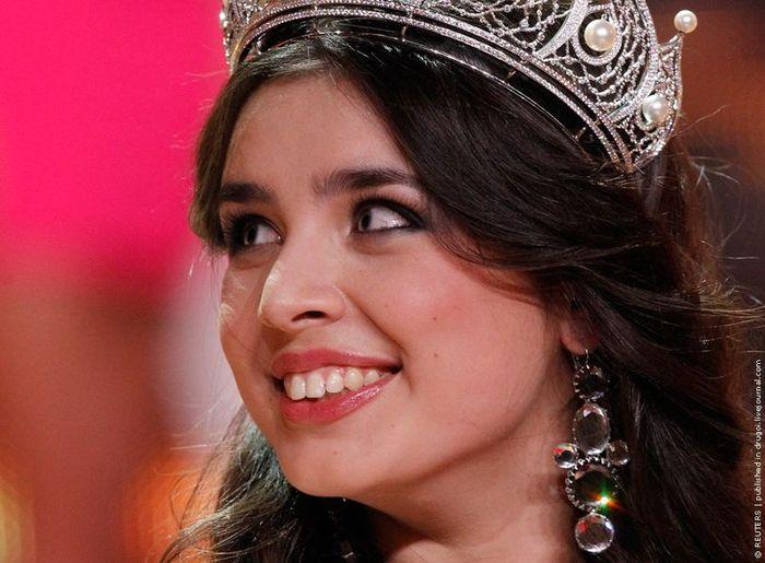 "Erau unele de zeci de ori mai frumoase ca ea. Zici că e răţuşca cea urâtă". Cum a ajuns ca o ţară întreagă să-i cadă la picioare  196324