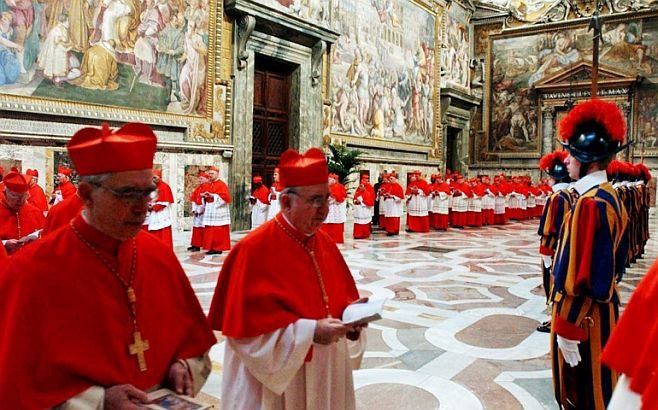 La Vatican încep urzelile pentru alegerea unui nou conducător. Cardinalii Bisericii, convocaţi în &quot;congregaţia generală&quot;