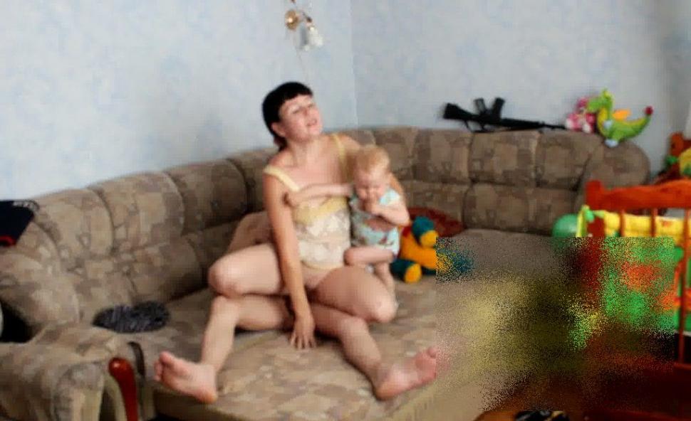 Sunt cei mai denaturaţi părinţi din lume. Se FILMAU făcând cel mai intim lucru, în timp ce copilul era în braţele mamei 196293