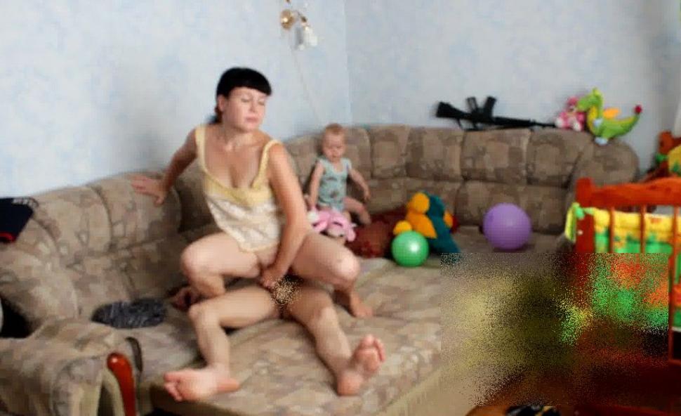 Sunt cei mai denaturaţi părinţi din lume. Se FILMAU făcând cel mai intim lucru, în timp ce copilul era în braţele mamei 196295