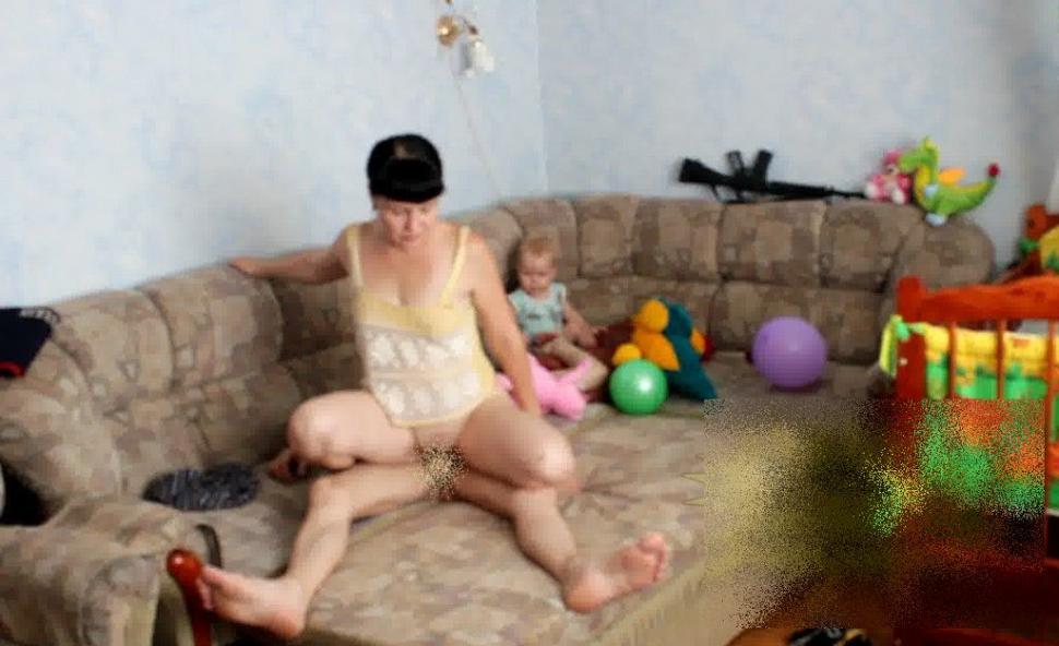 Sunt cei mai denaturaţi părinţi din lume. Se FILMAU făcând cel mai intim lucru, în timp ce copilul era în braţele mamei 196296