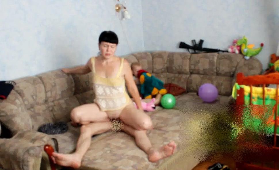 Sunt cei mai denaturaţi părinţi din lume. Se FILMAU făcând cel mai intim lucru, în timp ce copilul era în braţele mamei 196297