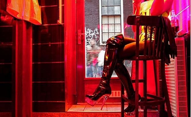 Amsterdam. Creşte vârsta obligatorie a prostituatelor şi scade programul de lucru al acestora