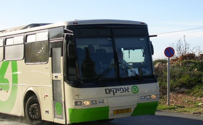Israelul a lansat autobuze SPECIALE pentru palestinieni. Iniţiativa este privită ca o pavare spre APARTHEID