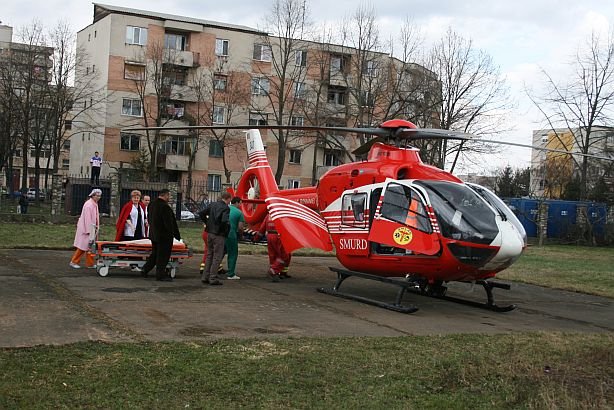 Un copil de 3 ani a fost transportat cu elicopterul la Spitalul de Arşi din Capitală. Lăsat nesupravegheat, a dat foc unei canapele