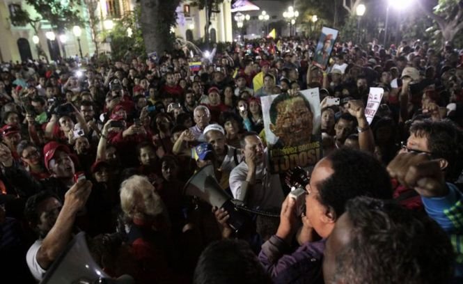 Cortegiul cu sicriul lui Hugo Chavez se îndreaptă spre Academia militară din Caracas