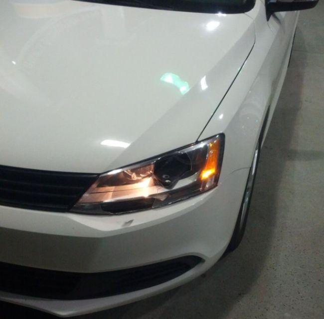 Mergea cu viteză mare pe autostradă, când o "cărămidă" i-a făcut ţăndări farul. S-a oprit şi când s-a uitat a început să ţopăie de fericire 196735