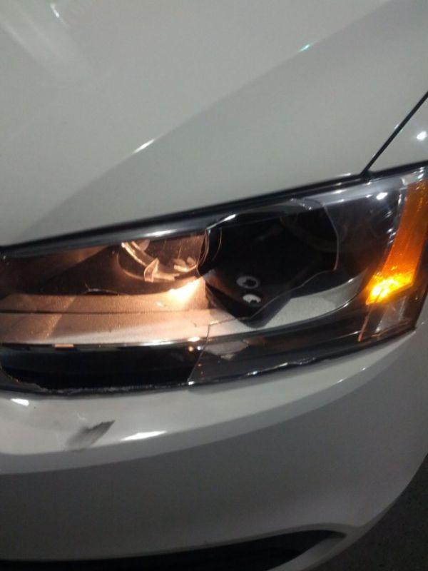 Mergea cu viteză mare pe autostradă, când o "cărămidă" i-a făcut ţăndări farul. S-a oprit şi când s-a uitat a început să ţopăie de fericire 196736