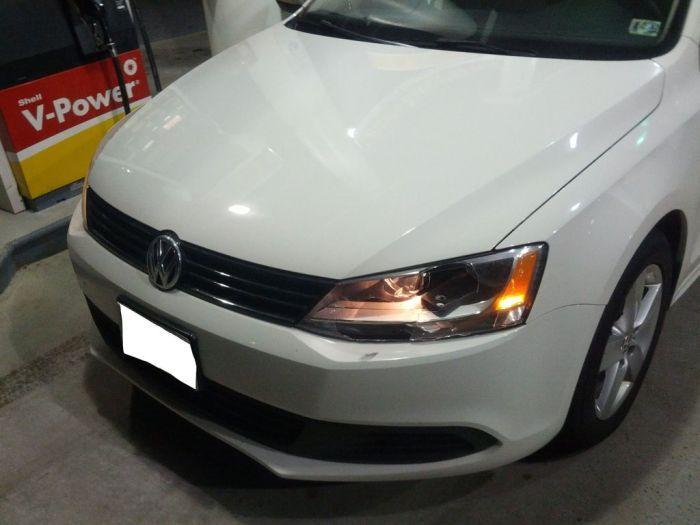 Mergea cu viteză mare pe autostradă, când o "cărămidă" i-a făcut ţăndări farul. S-a oprit şi când s-a uitat a început să ţopăie de fericire 196737