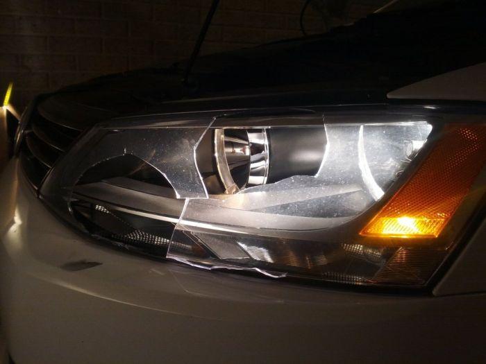 Mergea cu viteză mare pe autostradă, când o "cărămidă" i-a făcut ţăndări farul. S-a oprit şi când s-a uitat a început să ţopăie de fericire 196739