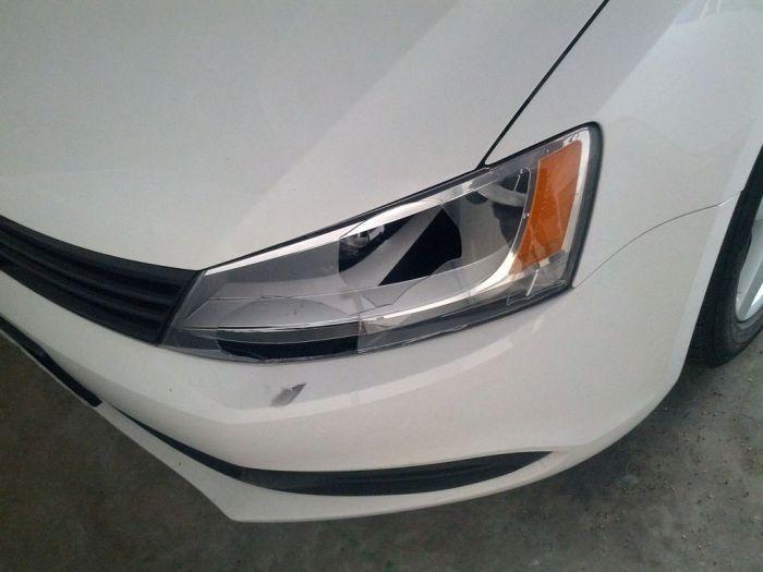 Mergea cu viteză mare pe autostradă, când o "cărămidă" i-a făcut ţăndări farul. S-a oprit şi când s-a uitat a început să ţopăie de fericire 196740