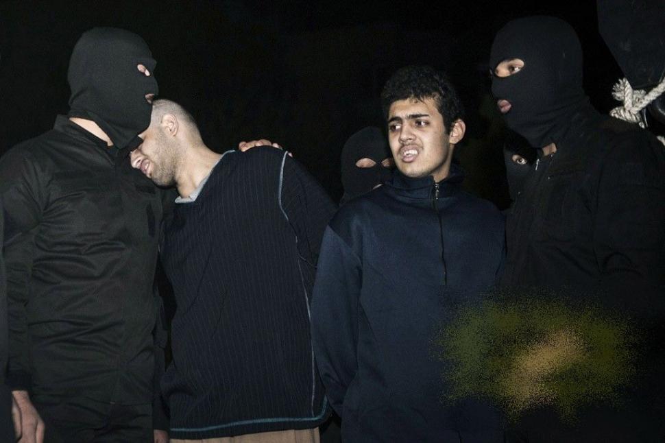 Pedeapsa îngrozitoare pe care au primit-o doi hoţi din Iran. Sute de oameni s-au strâns în piaţa publică 196731