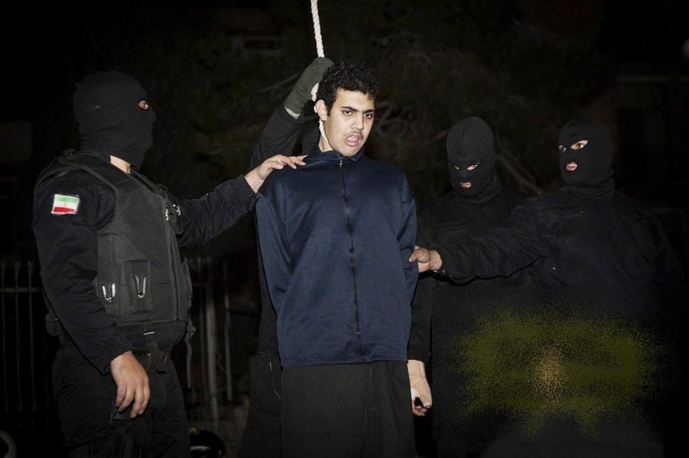 Pedeapsa îngrozitoare pe care au primit-o doi hoţi din Iran. Sute de oameni s-au strâns în piaţa publică 196733