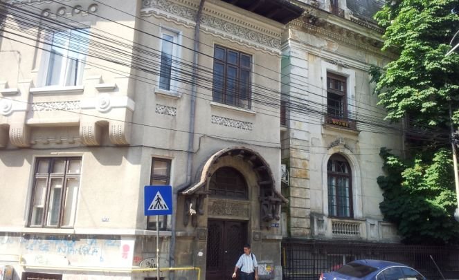 Instituţiile publice din România plătesc lunar o chirie totală de 5,8 milioane lei pentru imobilele retrocedate pe care le ocupă