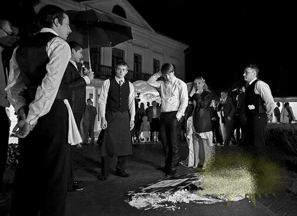 Chelnerii au îngheţat când au văzut-o pe mireasă. Nu ştiau cum să mai fugă din calea ei. Vezi ce s-a întâmplat la nunta asta 197071