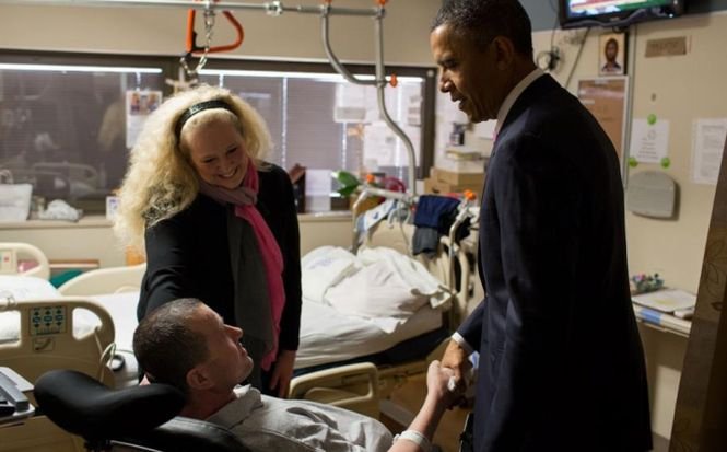 Preşedintele Obama, la patul unui militar român rănit în Afganistan