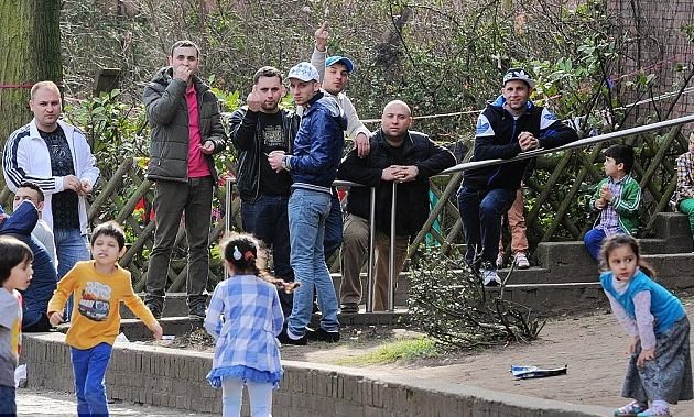 O nemţoaică îi avertizează pe britanici: Bandele de imigranţi din România au transformat o suburbie germană într-un cartier al crimei