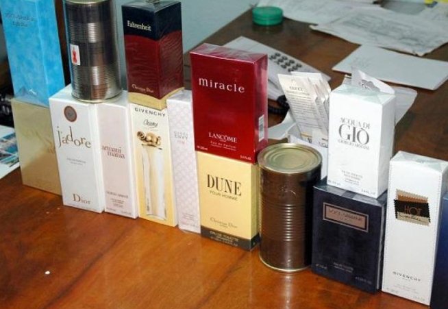 Parfumuri în valoare de 150.000 de euro, confiscate de poliţişti în urma unei razii