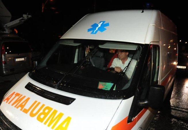 Un bărbat cu probleme psihice a bătut o asistentă şi a distrus o ambulanţă