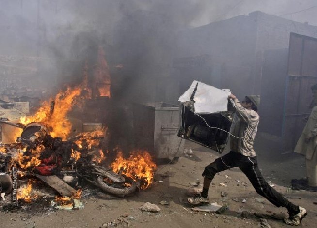 Aproximativ 100 de case incendiate, în urma unui conflict religios în Pakistan