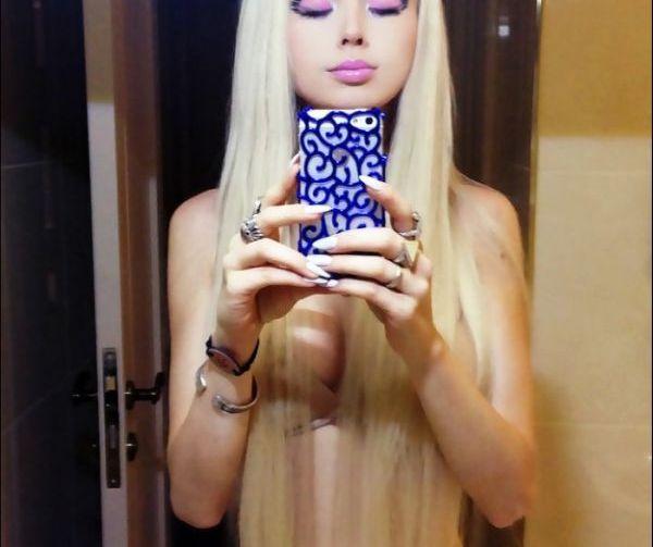 Imaginea pe care o aşteptau zeci de mii de oameni. "Păpuşa Barbie" s-a DEZBRĂCAT pentru a face asta în faţa fanilor 197424