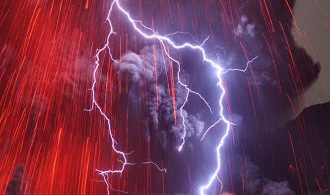 Imaginea spectaculoasă publicată de NASA. Un vulcan din Japonia, lovit de fulger în timp ce erupea