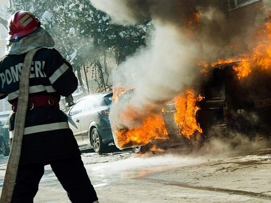 O maşină a Ambasadei SUA a luat foc pe Bvd. Kiseleff din Capitală. Pompierii au intervenit imediat