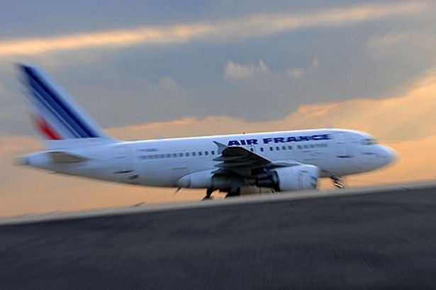 Un avion Air France a aterizat de urgenţă pe aeroportul din Bombay, din cauza unei probleme la unul dintre motoare