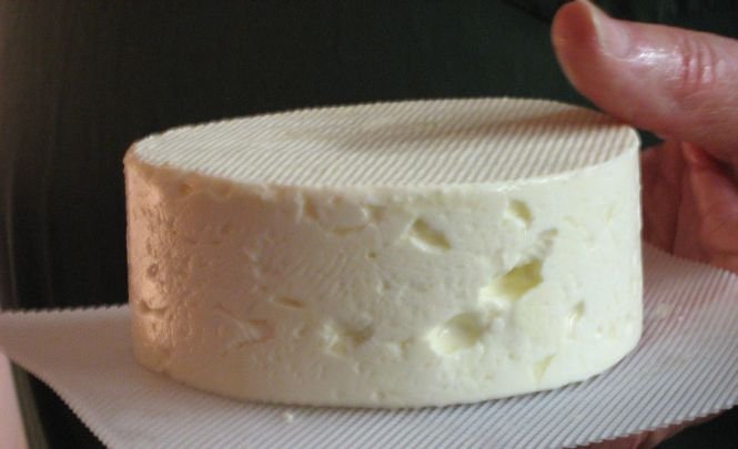 Zeci de kilograme de brânză au fost retrase de la vânzare. Produsul ar putea proveni din laptele contaminat