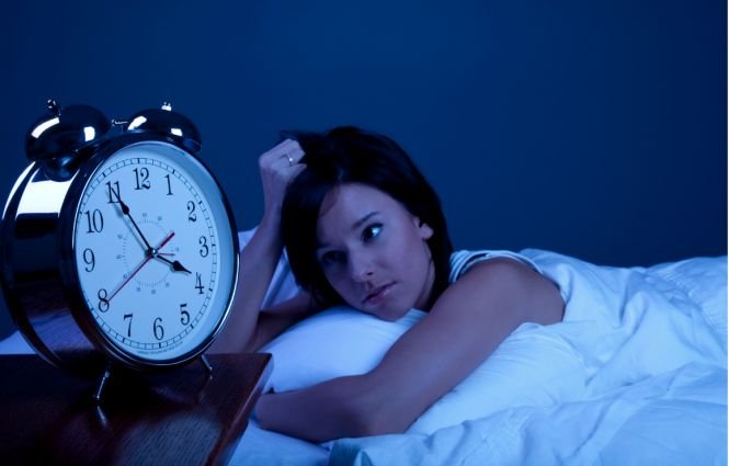 De ce se îngraşă persoanele care dorm mai puţin de 5 ore pe noapte