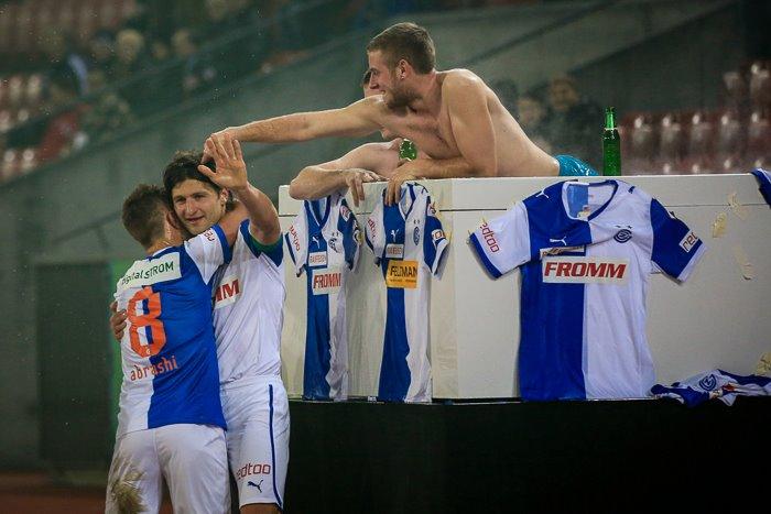 Fanii lui Grasshoppers Zurich îşi pot urmări favoriţii dintr-un jacuzzi de lângă teren 197724