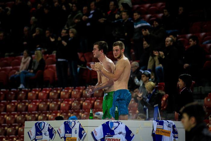 Fanii lui Grasshoppers Zurich îşi pot urmări favoriţii dintr-un jacuzzi de lângă teren 197726