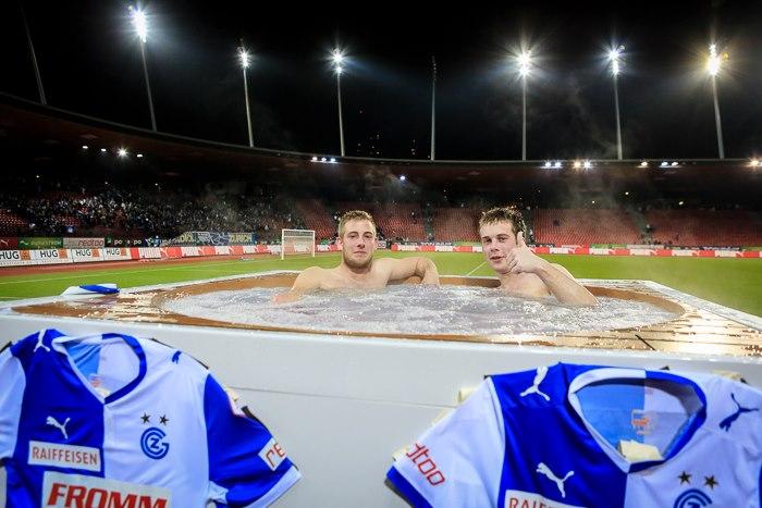 Fanii lui Grasshoppers Zurich îşi pot urmări favoriţii dintr-un jacuzzi de lângă teren 197727